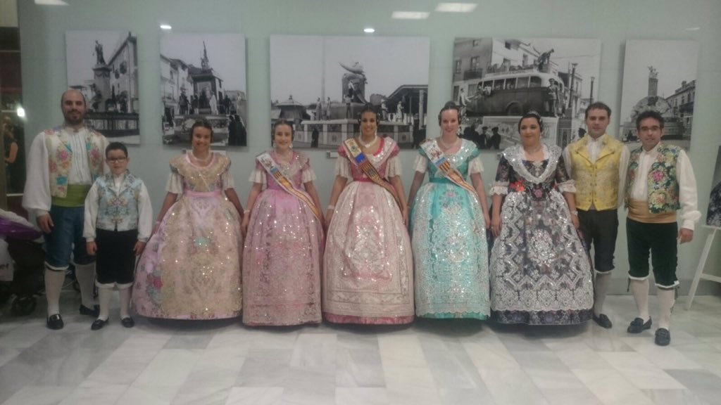 falles_Gandia's tweet photo. La Falla Plaça El.líptica presenta a les seues Reines de les Falles 2016. @Raquel3092 #FFMM16 els visita. https://t.co/7Srt1pTSH7