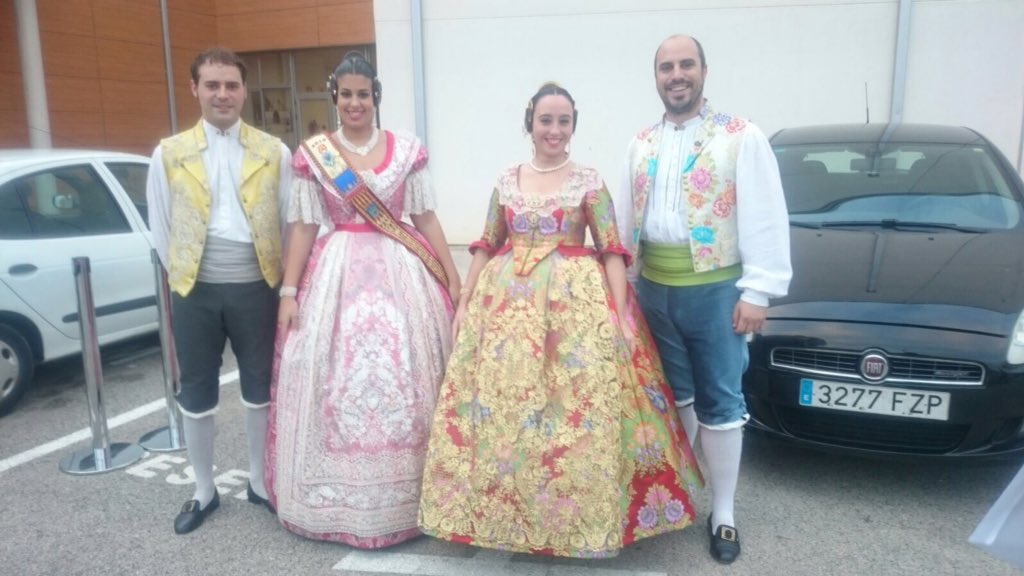 falles_Gandia's tweet photo. La Falla Plaça El.líptica presenta a les seues Reines de les Falles 2016. @Raquel3092 #FFMM16 els visita. https://t.co/7Srt1pTSH7