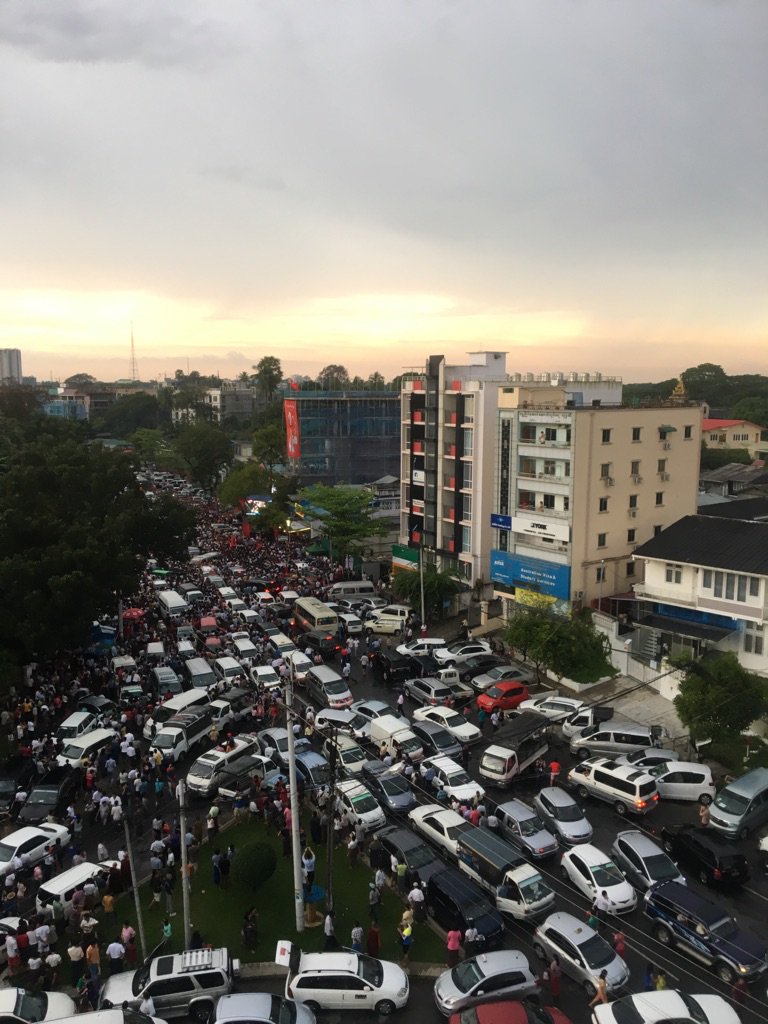 People flocked into NLD's HQ (under construction) in Yangon, right after voting closure. 投票締切り後、ヤンゴンのNLD本部に殺到する人々