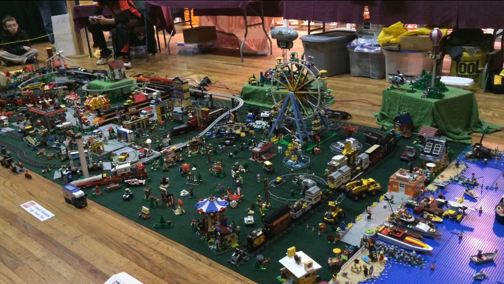 amandajpurcell's tweet image. 🚂 There's an entire train city made from @LEGO_Group @MidHudsonCC #modeltrainshow