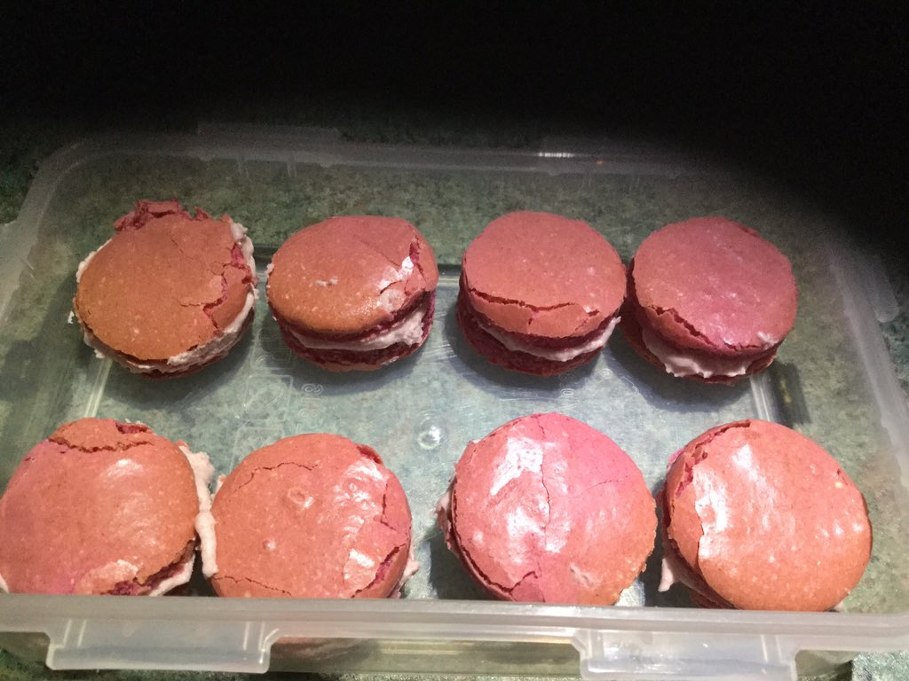 TrunkyBun's tweet image. My 1st go at making Macarons, not perfect, but still tasty. #RaspberryMacarons #NomNomNom