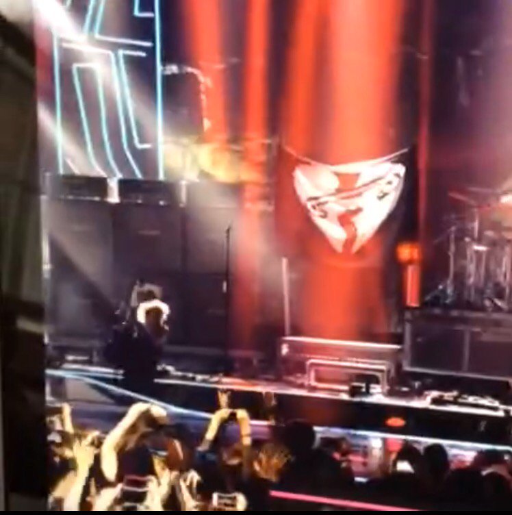 5SOSWIFIFOOD's tweet image. me after seeing all the pics of 5SOS from #R1TeenAwards