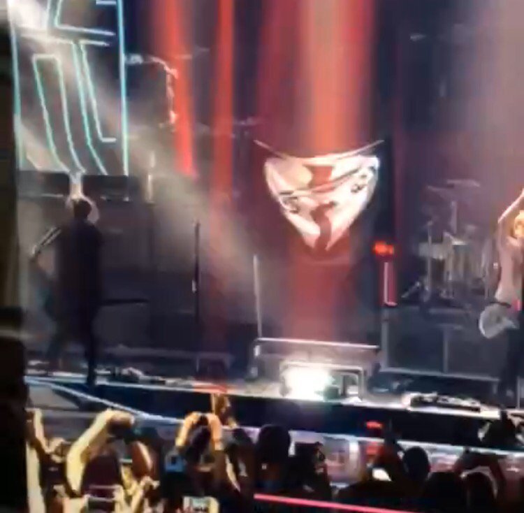 5SOSWIFIFOOD's tweet image. me after seeing all the pics of 5SOS from #R1TeenAwards