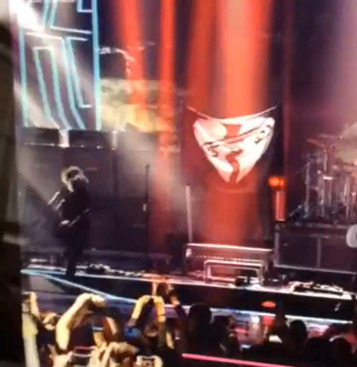 5SOSWIFIFOOD's tweet image. me after seeing all the pics of 5SOS from #R1TeenAwards