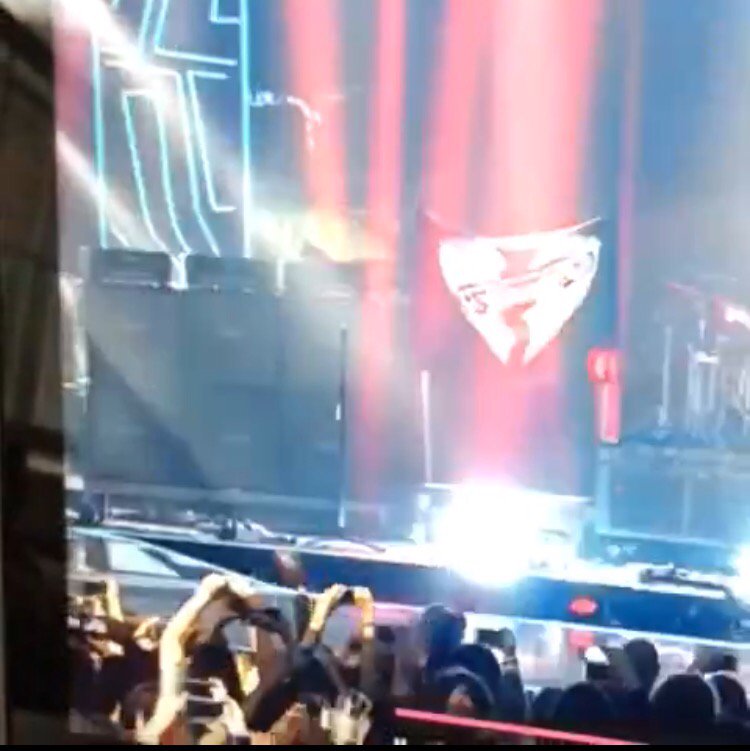 5SOSWIFIFOOD's tweet image. me after seeing all the pics of 5SOS from #R1TeenAwards