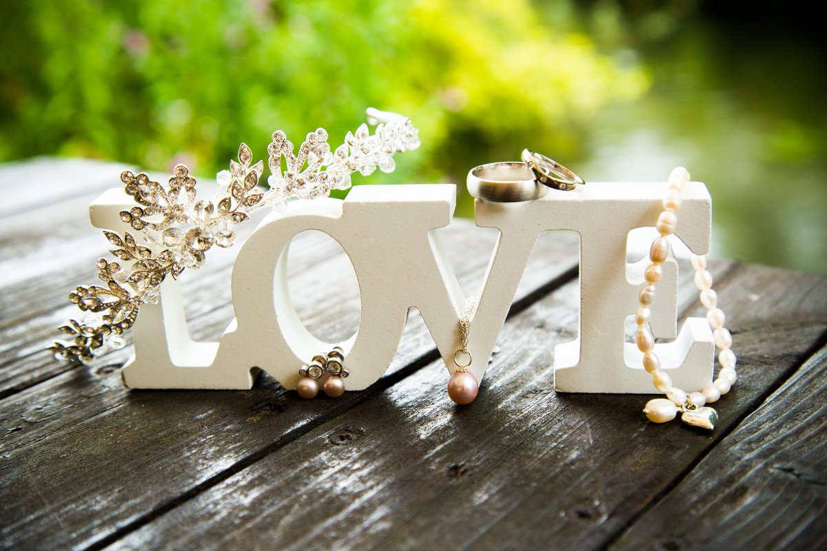 BucksPhoto's tweet photo. #weddingphotographer #wedding #weddingrings #cotswolds #Gloucestershire #nailsworth #tiara #weddingjewellery #love https://t.co/kYllhAn7he