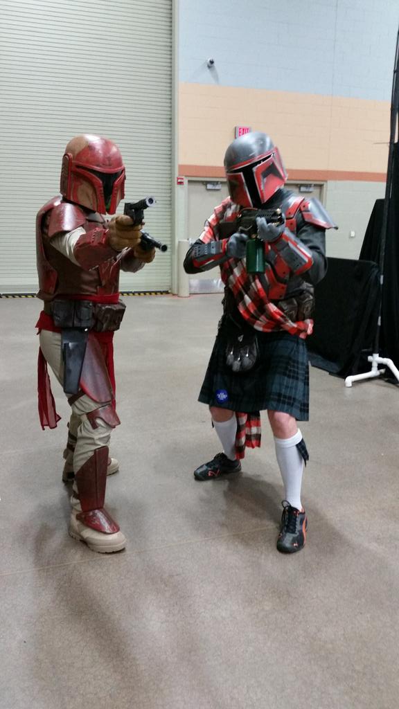 VhettMandaClan's tweet photo. We're at Midwest Comic Con! Come put a bounty on someone's head!! #BountyHunts https://t.co/rsbPMzlvkG
