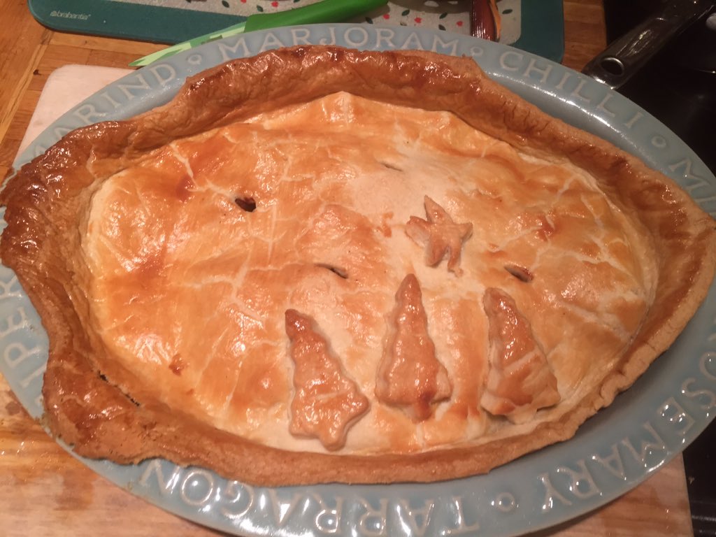 annakingradio's tweet image. What's known in our house as Christmas Pie - turkey, veg, cranberry sauce , stuffing all inside. #peakedearly 🎅