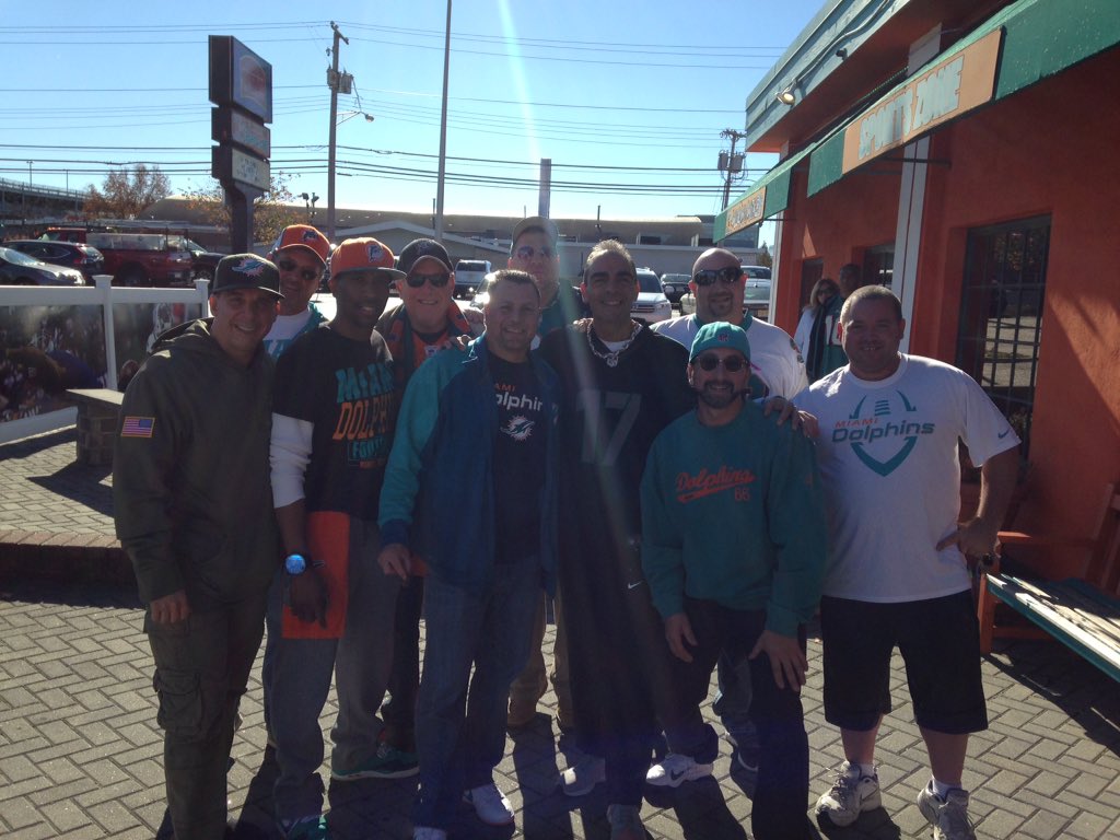 miami13mike's tweet photo. Gameday @miami13mike 🐬🏈🏄🌴 https://t.co/iwLmjHdNv4
