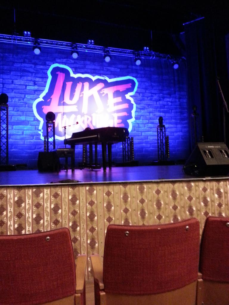 DaresToDream's tweet photo. Gleich geht's los.😊 #ImLuckyImLuke #DritteReihe https://t.co/84ufP1CGpH