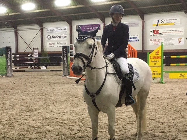 Esmee Westerink en zusjes Den Besten in de prijzen tinyurl.com/p3gnvov