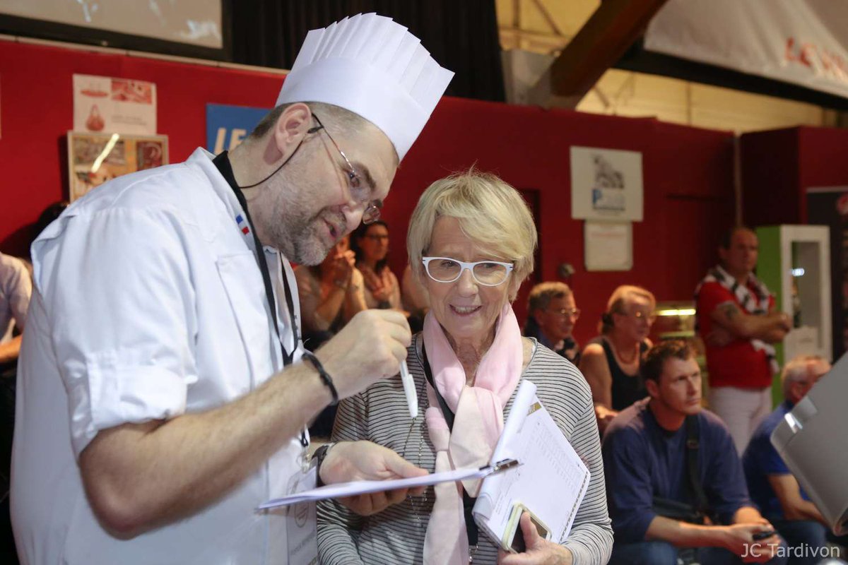 jctardivon's tweet photo. Foire gastronomique de Dijon : Laëtitia Santos meilleure @CitronsMeringue de France, en présence de @mercotte. https://t.co/mIbNqmIqpT