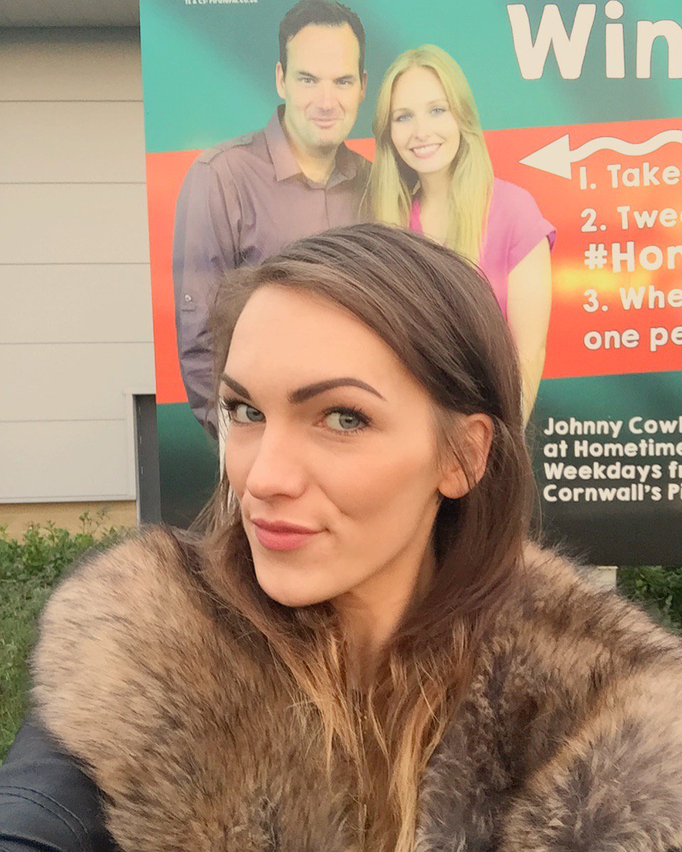 AnnabelleRFx's tweet photo. @piratefm not even hurricane Abigail can stop me from taking a selfie #hometime #hometown #cornwallservices ππ https://t.co/NgzqKWVyhB