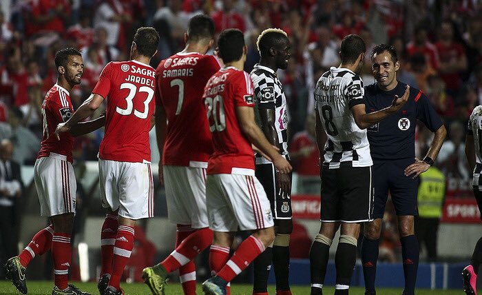 SLBenficaFRA's tweet photo. @carcela_mehdi fête son but avec l'équipe. #SLBBOA https://t.co/RHNQsRaBYm