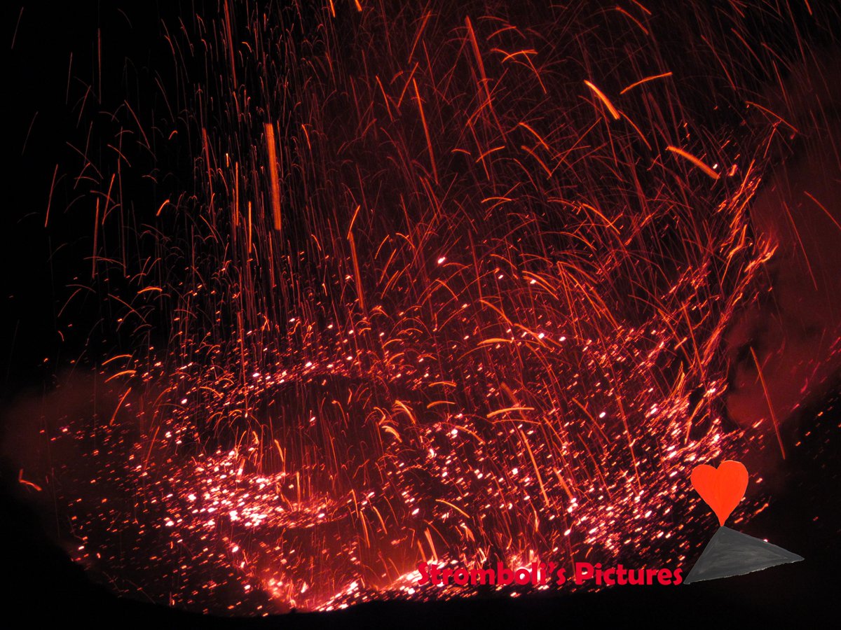 PhotoStromboli's tweet image. Pioggia di #Lapilli dello #Stromboli.