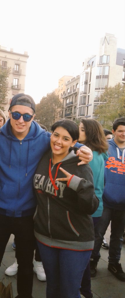 Annaa16_'s tweet photo. Aiiiix mi @iLeoVlogs  com m'agrada estar a les kdd amb tuu ets molt bona persona i YOUTUBER <3 que vagi madrid https://t.co/48JwbRLluy