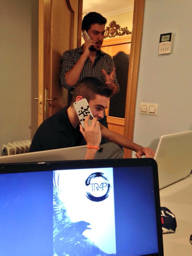 developingtrap's tweet photo. Ejecutivos de cuentas buscando posibles inversores para nuestro proyecto. https://t.co/jIrrmKH9vX