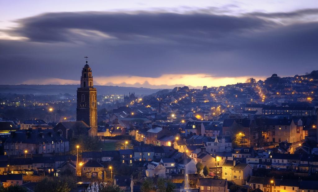 vidco's tweet photo. Very cold at the top of Patrick's hill #cork this evening. https://t.co/CzIqg8sHVL