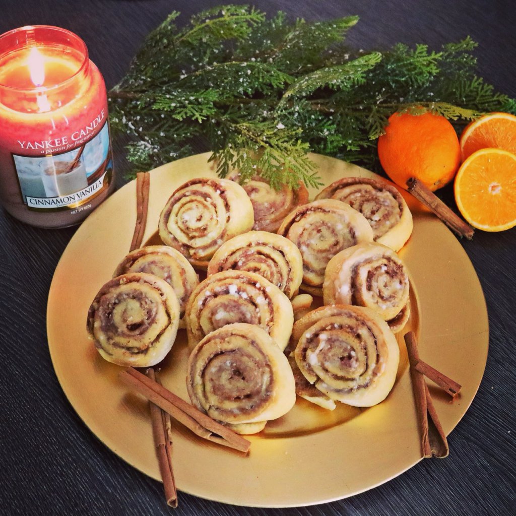 Carrie_Dot's tweet photo. #cinnemon #cinnemonrolls #icingsugar #zimt #yankeecandle #fir #orange #pecannuts #brownsugar #nuts #gold https://t.co/wWzZA1oDCu
