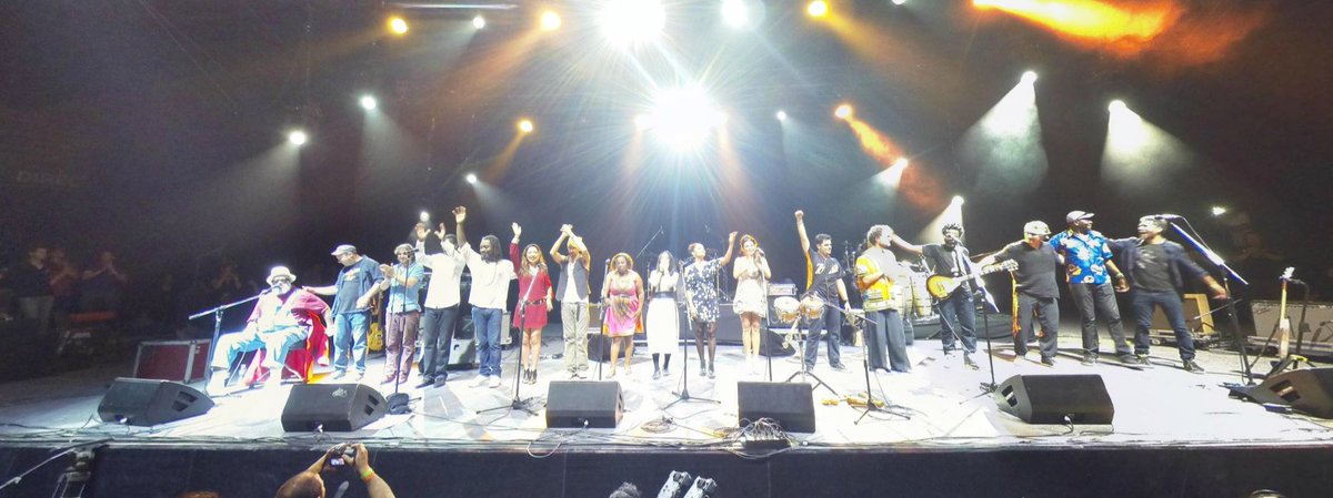 PlayingFCArg's tweet image. Foto 360 refleja el increíble show de anoche en el DirecTv Arena. Muchas gracias a todos.  ow.ly/Uo7HW