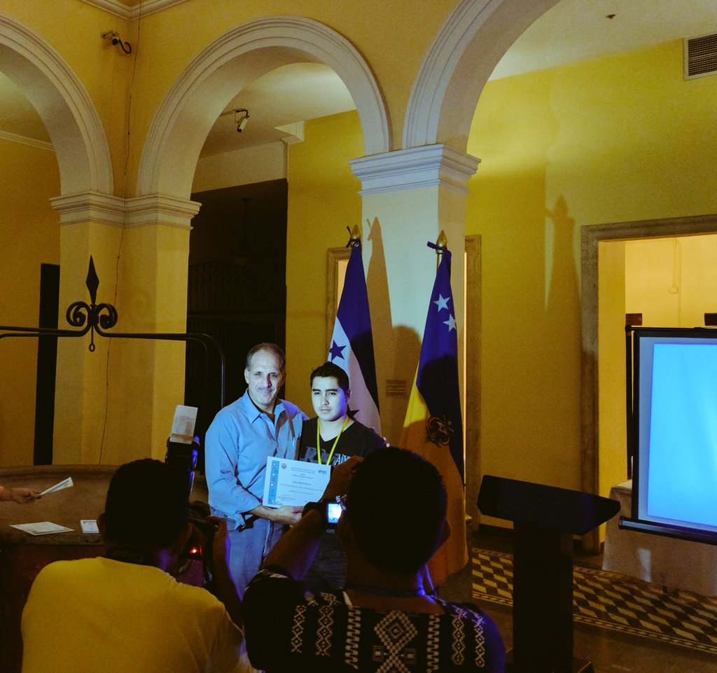 hacktegus's tweet photo. Ahora @Tito_alcalde entrega diplomas de participación a asistentes de #hacktegus https://t.co/dG9blywoqJ