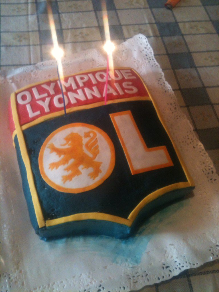 Gonzalo A Et Pour Mon Anniversaire Ces Deux Beaux Cadeaux Olasse Remporte Et Gateau Ol Teamol Suppchilien Allezol T Co Hncgpuzpms