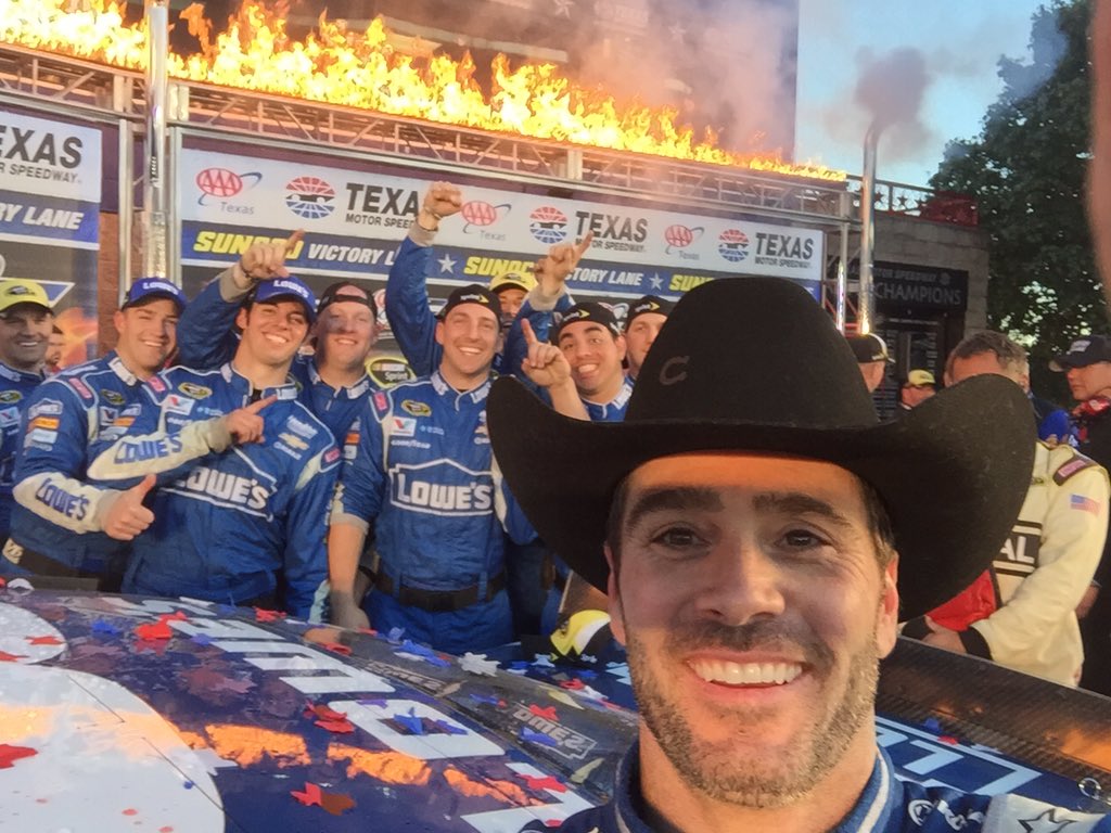 JimmieJohnson's tweet image. We're back! 👊🏼🔥🔥 #lowes48