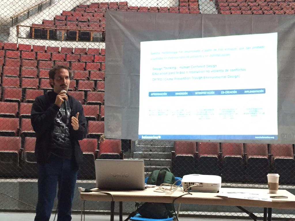 Hola_Vecino's tweet photo. Presentes en #Vecinal2015 gracias a @Nerivela_ excelente plataforma de encuentro y díalogo entre vecinos. https://t.co/zffzQalErw