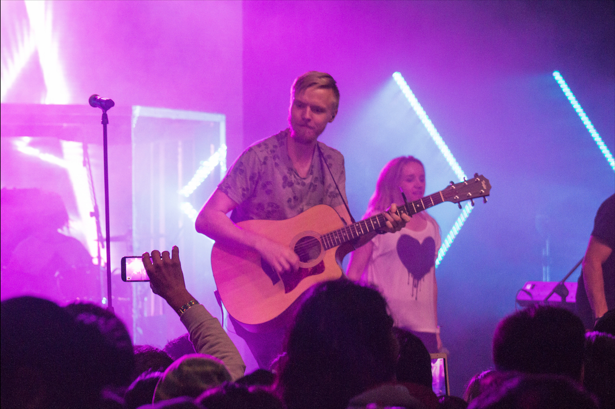 G12Chile's tweet photo. @SoulfiRerev en concierto. Sentimos la presencia de Dios con cada una de sus notas y letras.#UnNuevoComienzoCL https://t.co/h3OOtxa8JP
