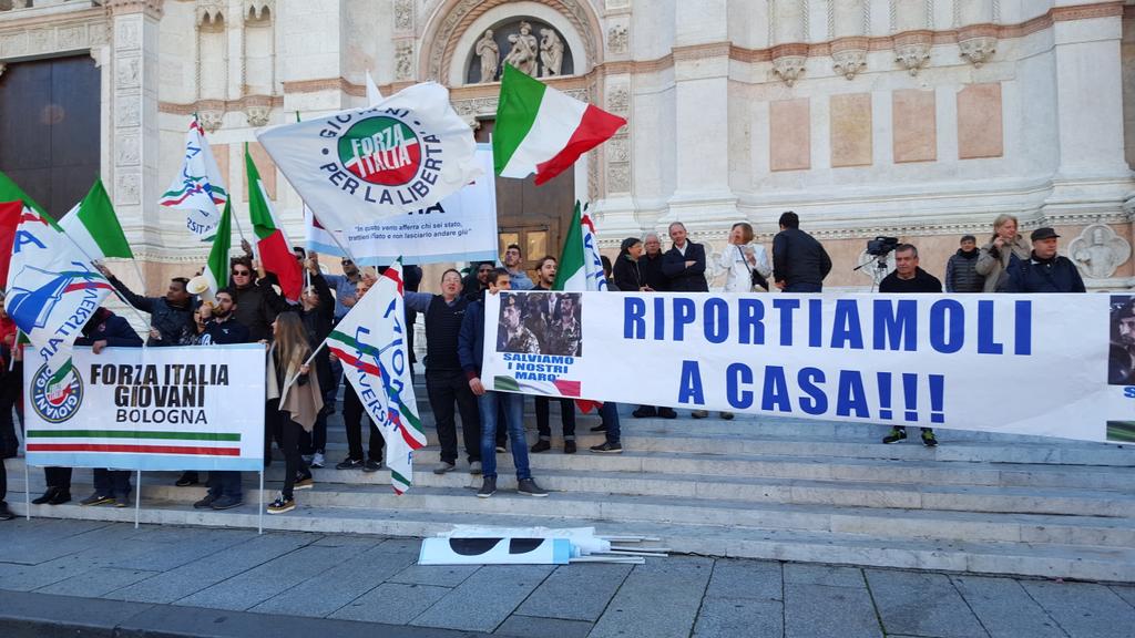 graziella_fiore's tweet photo. I ragazzi di @FI_Giovani sempre e ovunque ricordano i nostri marò. #riportiamoliacasa https://t.co/31pkAE3rva