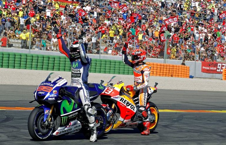 valenciaplaza's tweet photo. MOTOGP | Jorge Lorenzo reina en Valencia y gana el Mundial de MotoGP por tercera vez https://t.co/9AVlWYNnSw https://t.co/GY0kHacP8c