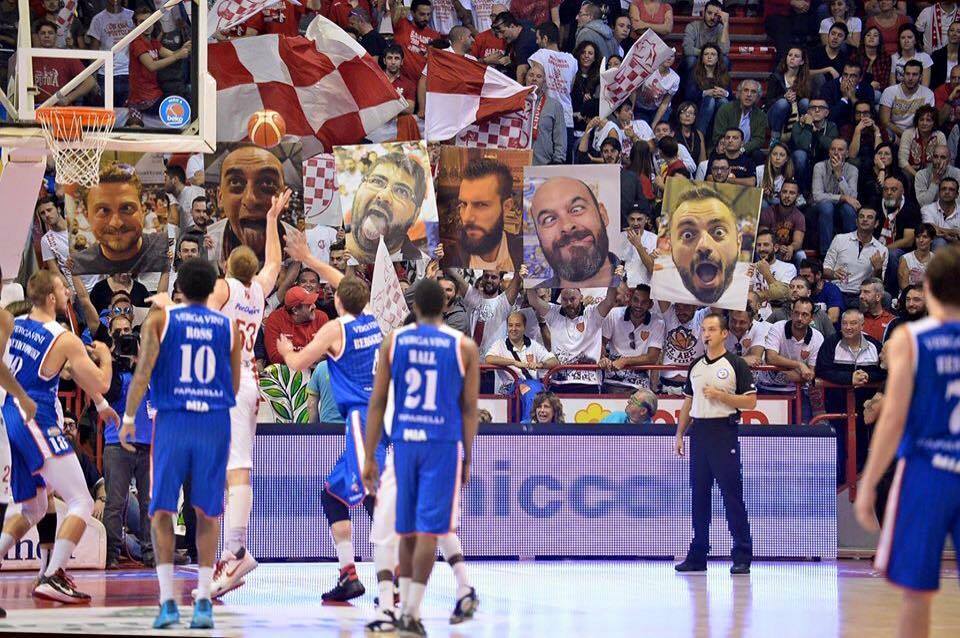 parallelecinico's tweet photo. I tifosi di Pistoia ci tengono a far vedere quanto sono belli.
#SerieAtipo https://t.co/x2CbjsnxTH