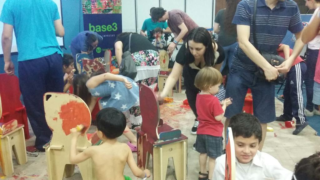 Interaccion3D's tweet photo. La creatividad de los niños interviniendo sillas a puro color en #interaccion3d. #3dprinter #argentina https://t.co/evh5HXwhzs