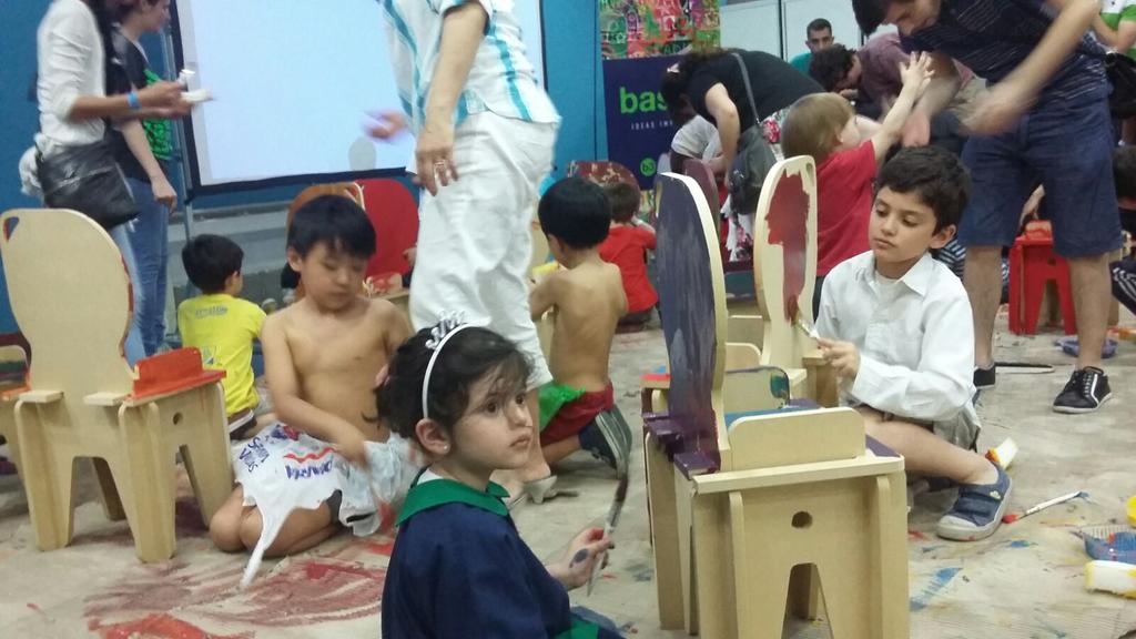 Interaccion3D's tweet photo. La creatividad de los niños interviniendo sillas a puro color en #interaccion3d. #3dprinter #argentina https://t.co/evh5HXwhzs