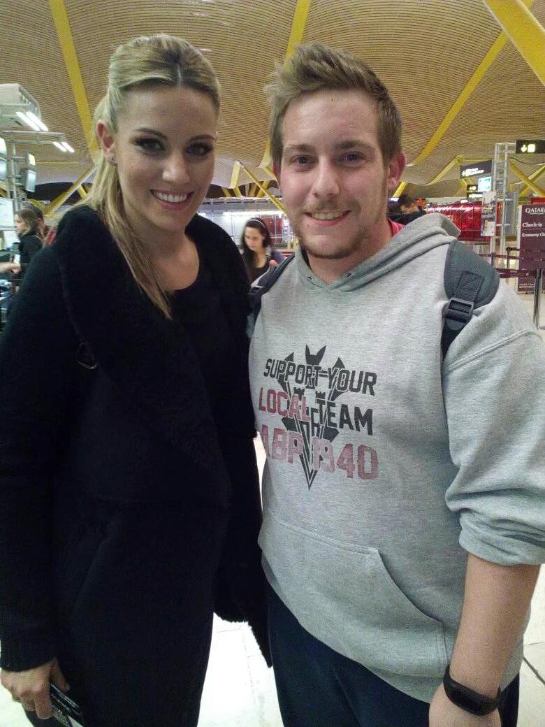 EdurneDaily's tweet photo. Nueva foto de @Edurnity con un fan en el aeropuerto. https://t.co/73EcvgEbOY