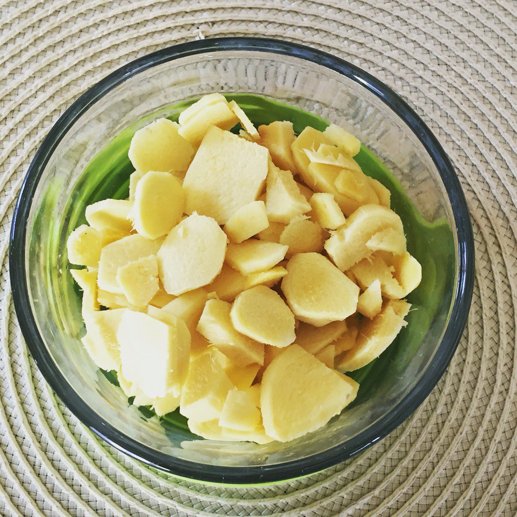 RadiantSoulSis's tweet photo. A delightful fall drink: fresh ginger tea. #ginger #organic #fall #wellness #relax #energy #lifestyle https://t.co/M0hMqQnamA