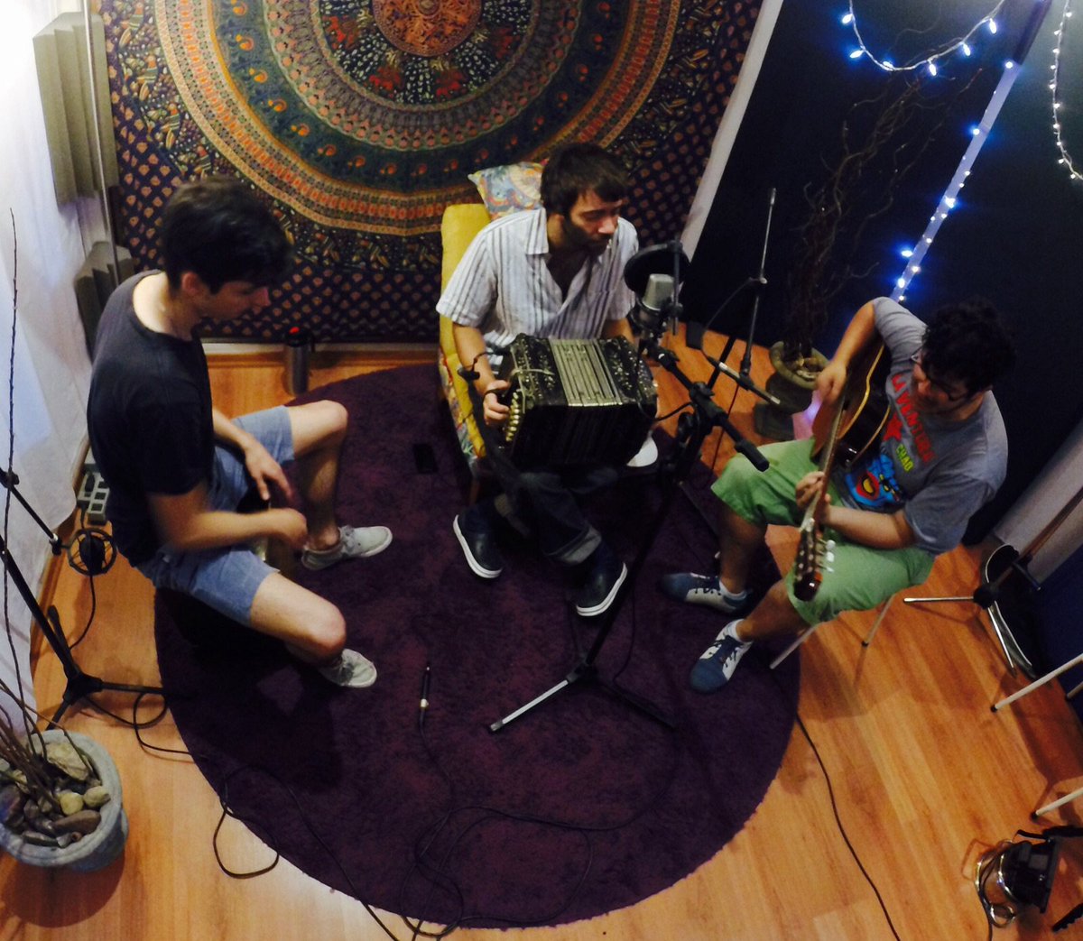 _contransporte's tweet photo. Hoy grabamos un video acústico con los amigos de @ChichaStudio...fumate esa! https://t.co/5eHbGvUhDL