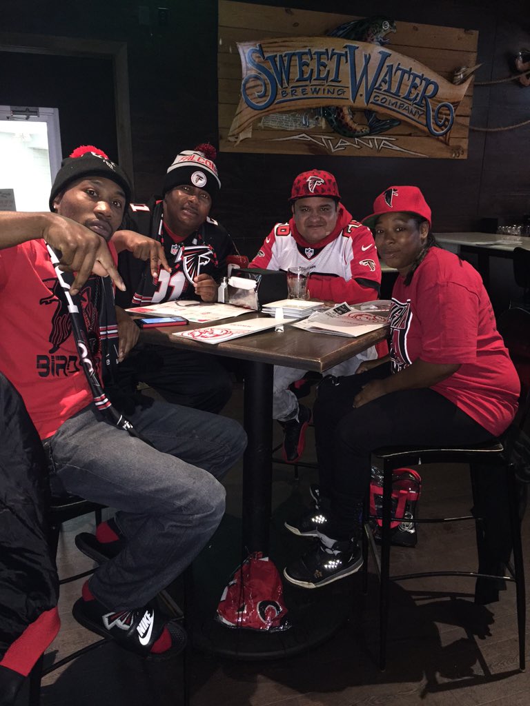 MARIOGA12000's tweet photo. @ #TacoMac waiting on our @AtlantaFalcons game to come on. #RiseUpWeekly #CwGameFace @FalconsATLCW #RiseUp https://t.co/osRLEAu0dB