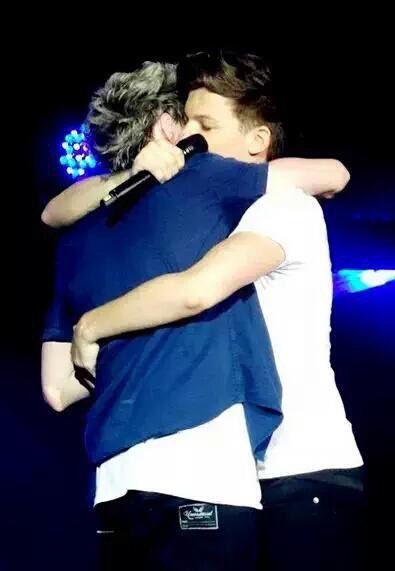 fockinglou's tweet photo. Les Nouis hug c'est la vie 👬 #8DaysUntilMITAM https://t.co/rM62Nm03LW