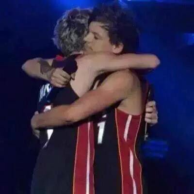 fockinglou's tweet photo. Les Nouis hug c'est la vie 👬 #8DaysUntilMITAM https://t.co/rM62Nm03LW