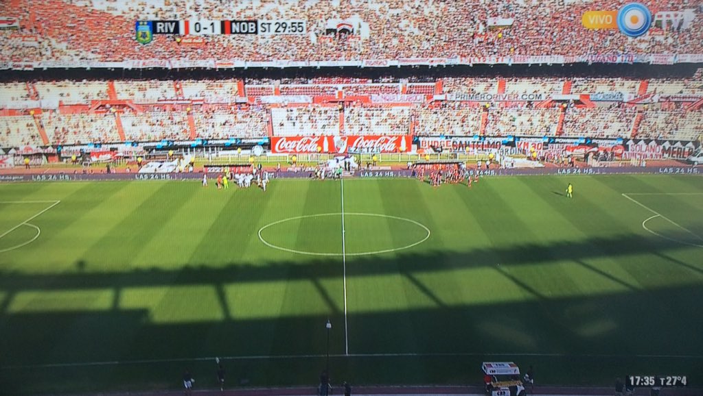 El domingo y sus costumbres argentinas: el asado en la parrilla y el vacío en el Monumental.