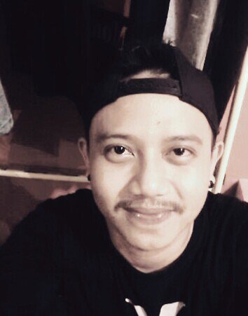 Cuma bisa senyum liat kau disana