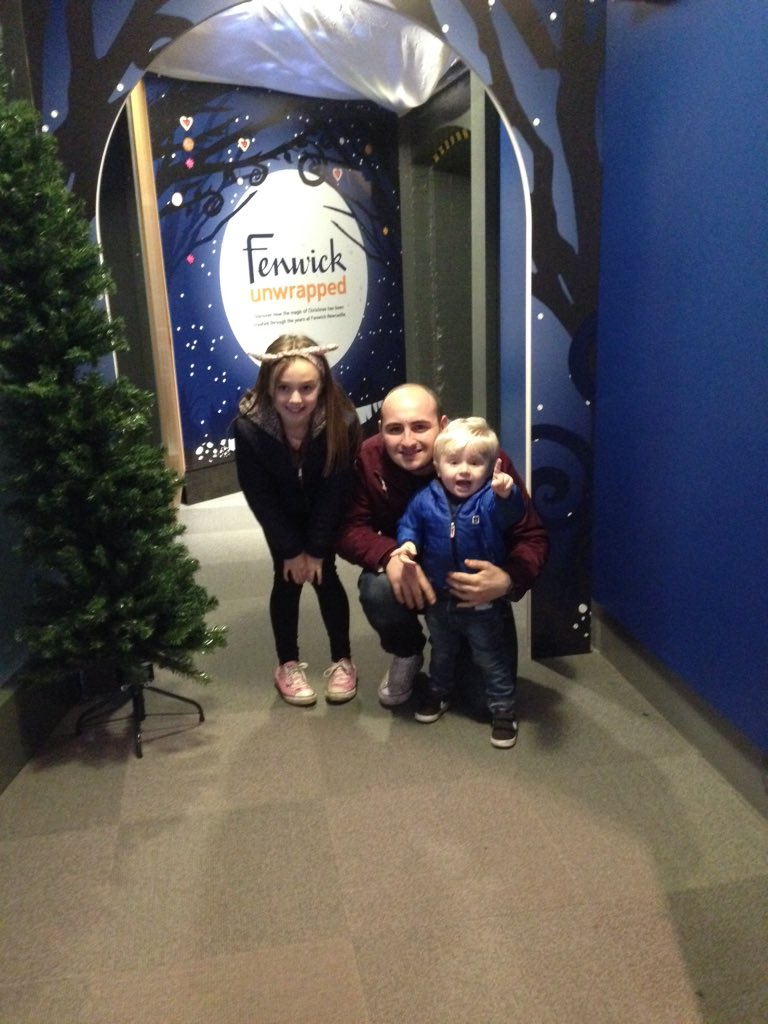 JillNel86's tweet photo. Lovely morning spent @Discovery_Mus #faceinthewindow #fenwickunwrapped # https://t.co/tXim786rr1