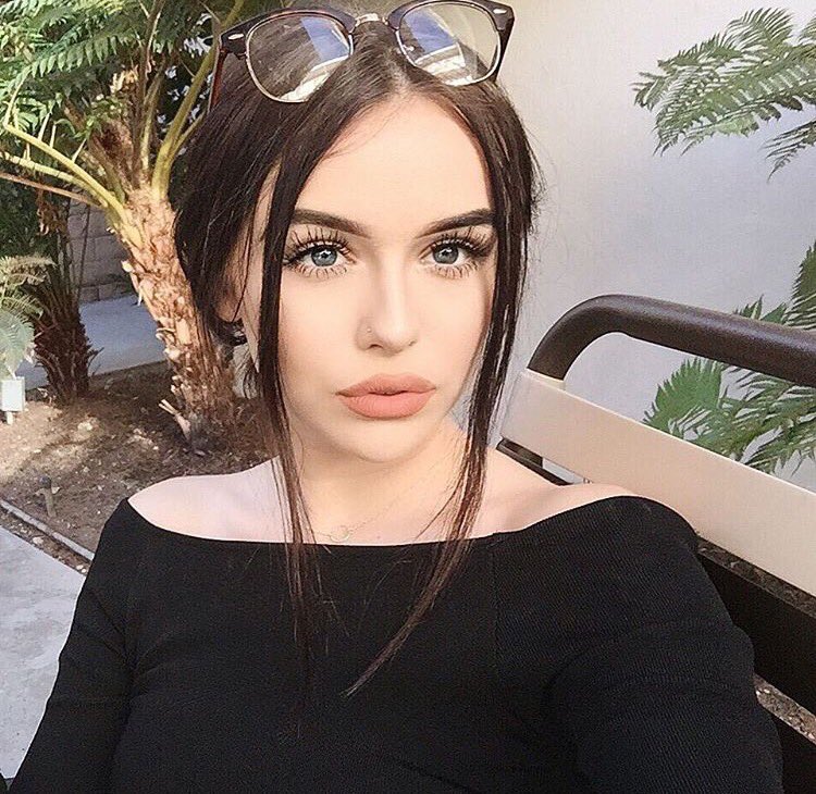 Rt for Amanda , fav for acacia 
(Acacia is brown hair ) (Amanda has light hair )