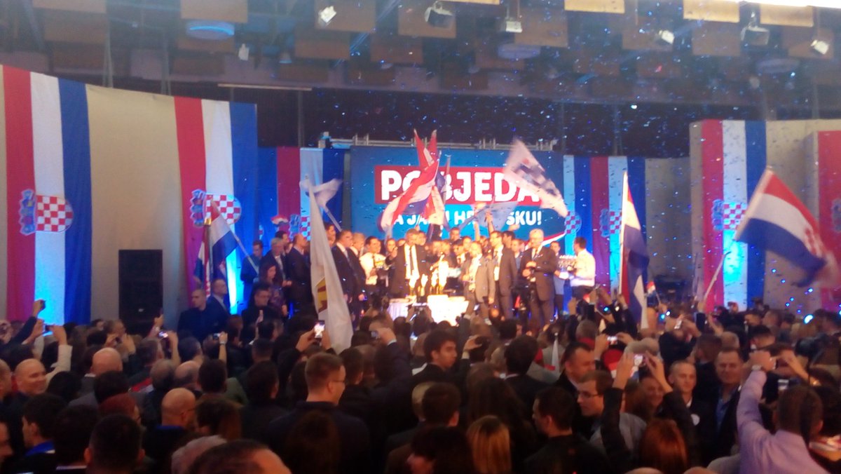 Nethr's tweet photo. Pobjednička torta #hdz #izbori2015 #nethr https://t.co/BLBdnDTx7G