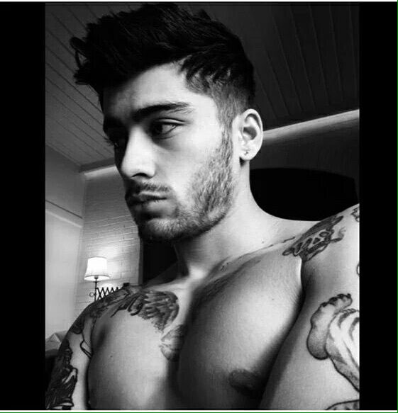crusharmony's tweet photo. zayn tem peito maiores q os da briana, ele deve estar guardando leite pro neném né? #OhNoBriana https://t.co/TWZm2LABG7