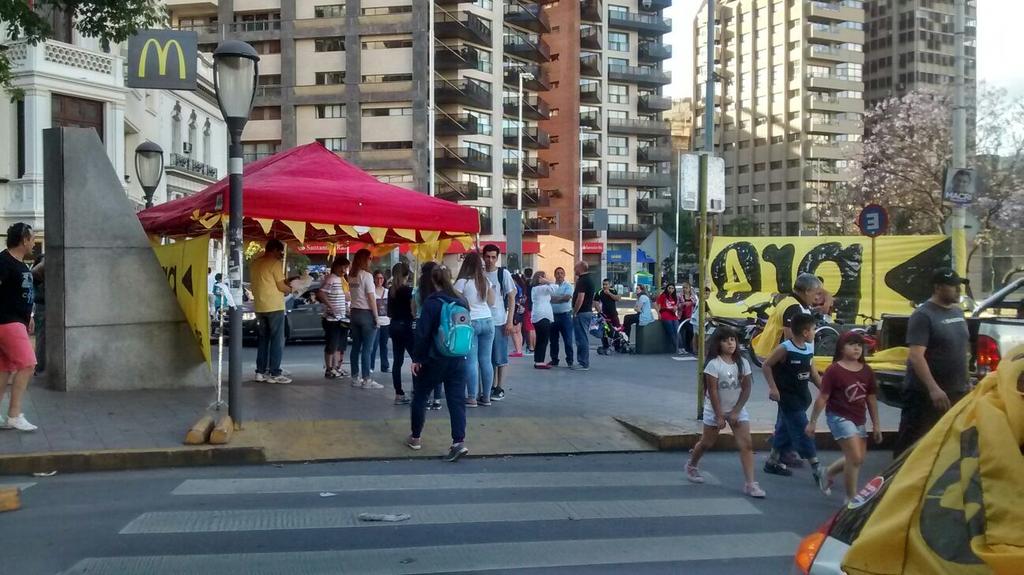 JProCordobaS4's tweet photo. #Cambiemos En estos momentos estamos en Plaza España. Acercate! #MacriPresidente #MM2015 #JuntosPodemos https://t.co/2e0oZ5GFTu