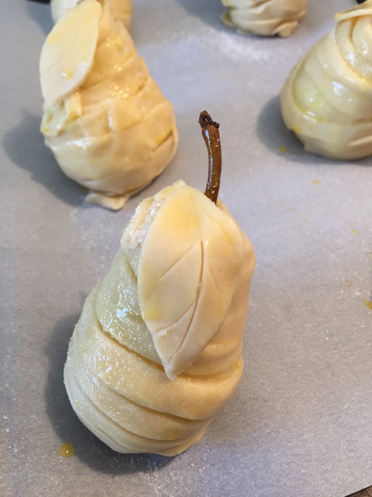 uneditedfoodie's tweet photo. Mini Pear Pies (recipe by Paul Hollywood) from the Great British Bake Off, made from scratch #CoMoEats #comobakes https://t.co/2hcfM8FkWO