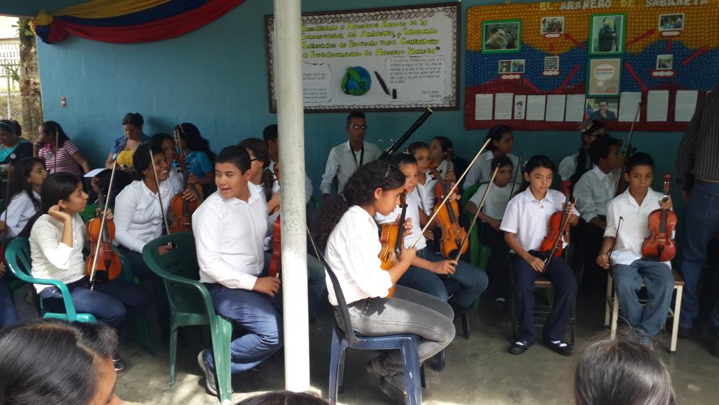 SistemBoqueron's tweet photo. #ElSistemaCumple40 Momento Pedagógico E.B.B Barrancas de Maturin 07/11/2015 @SistemBoqueron @SistMon  @elsistema https://t.co/jaNeJCGF86