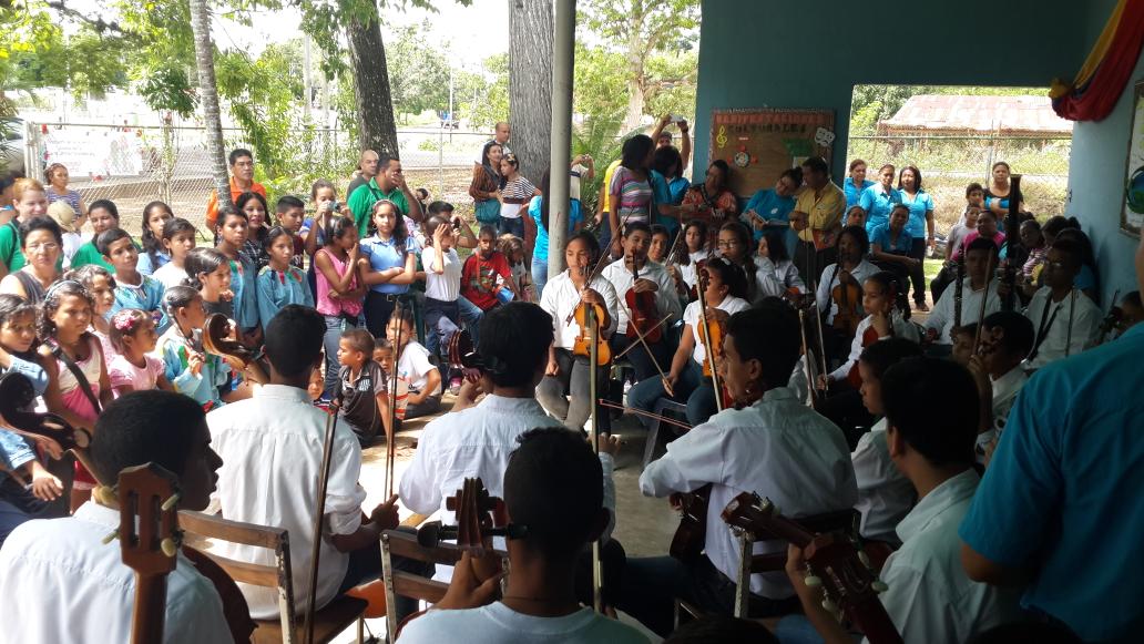 SistemBoqueron's tweet photo. #ElSistemaCumple40 Momento Pedagógico E.B.B Barrancas de Maturin 07/11/2015 @SistemBoqueron @SistMon  @elsistema https://t.co/j7VSWGUHVi